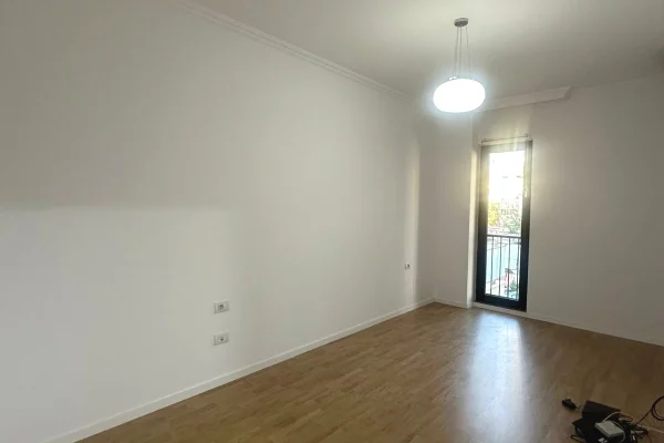 Ambient biznesi me qera 3+1 ne Tirane - 105,000 Leke