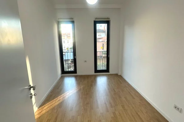 Ambient biznesi me qera 3+1 ne Tirane - 105,000 Leke