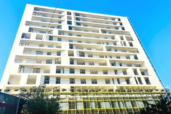 Ambient biznesi me qera 3+1 ne Tirane - 80,000 Leke