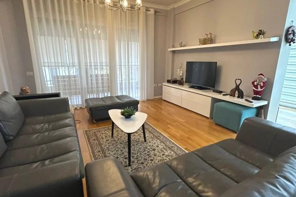Shtepi me qera Apartament ne Tirane, 2+1, Mobilimi E mobiluar, Pagesa 900  Euro.