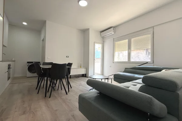 Shtepi me qera Apartament ne Tirane, 1+1, Mobilimi E mobiluar, Pagesa 1,200  Euro.