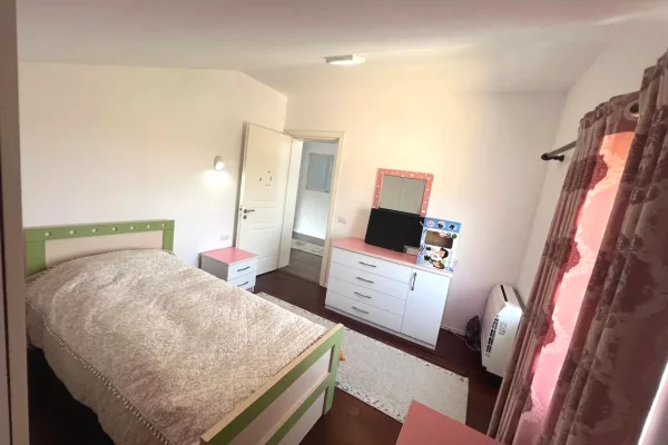 Shtepi me qera Vila Luksoze ne Tirane, 4+1, Mobilimi E mobiluar, Pagesa 1,200  Euro.