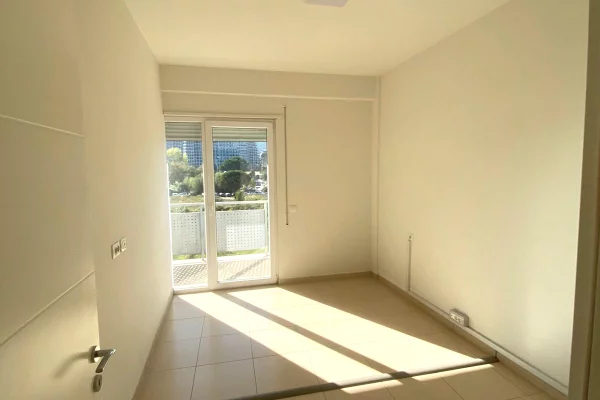 Ambiente Commerciale in Affitto 3+1 a Tirana - 850 Euro