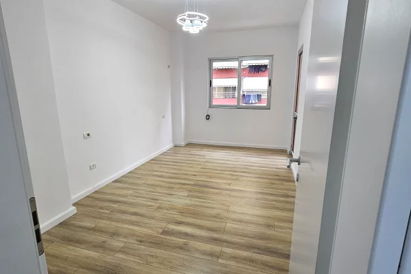 Shtepi ne shitje Apartament ne Tirane, 2+1, Mobilimi Bosh, pa mobiluar, Pagesa 120,000  Euro.
