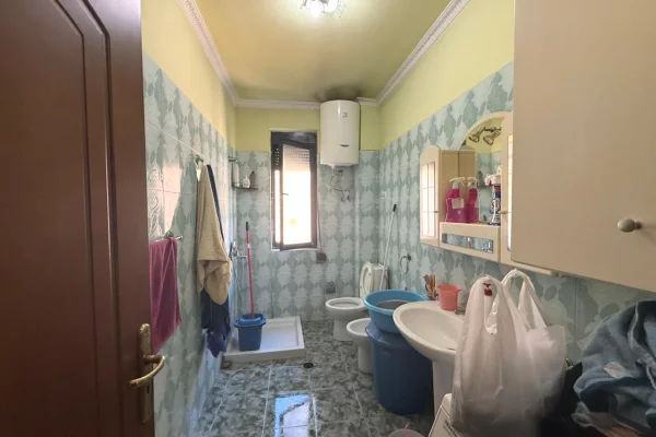 Shtepi ne shitje Apartament ne Tirane, 2+1, Mobilimi E mobiluar, Pagesa 250,000  Euro.