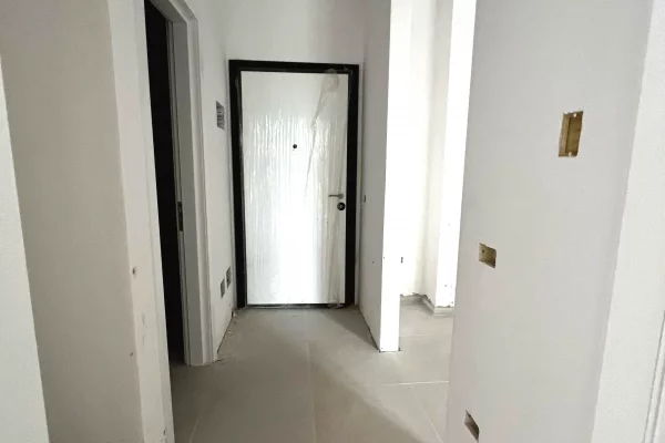 Shtepi ne shitje Apartament ne Tirane, 1+1, Mobilimi Bosh, pa mobiluar, Pagesa 67,000  Euro.