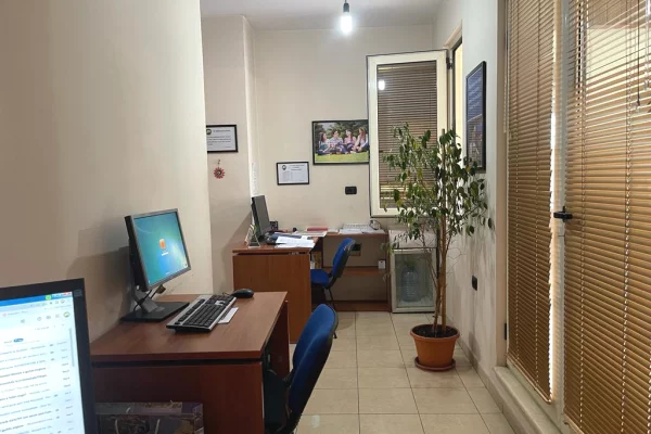 Ambient biznesi me qera 3+1 ne Tirane - 1,000 Euro