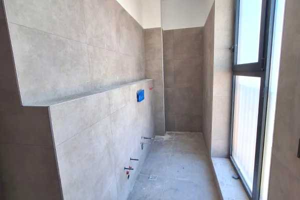 Shtepi ne shitje Apartament ne Tirane, 1+1, Mobilimi Bosh, pa mobiluar, Pagesa 125,000  Euro.