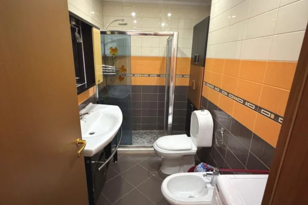 Shtepi me qera Apartament ne Tirane, 2+1, Mobilimi E mobiluar, Pagesa 80,000  Leke.