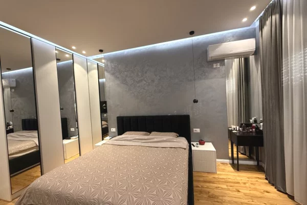 Shtepi ne shitje Penthose(kati i fundit panoramik) ne Tirane, 2+1, Mobilimi E mobiluar, Pagesa 300,000  Euro.