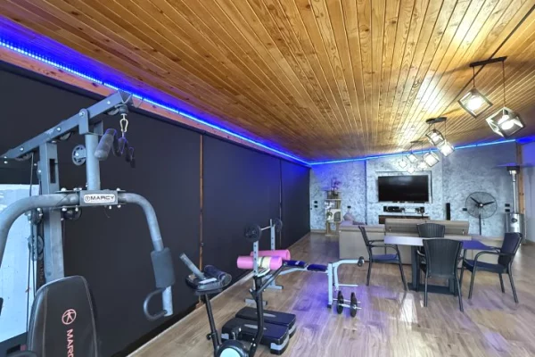 Shtepi ne shitje Penthose(kati i fundit panoramik) ne Tirane, 2+1, Mobilimi E mobiluar, Pagesa 300,000  Euro.