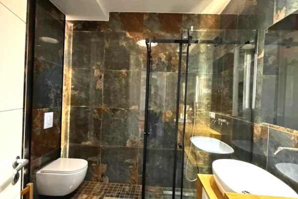 Shtepi me qera Apartament ne Tirane, 1+1, Mobilimi E mobiluar, Pagesa 1,300  Euro.