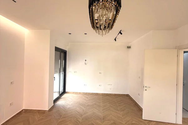 Ambient biznesi me qera 3+1 ne Tirane - 1,400 Euro