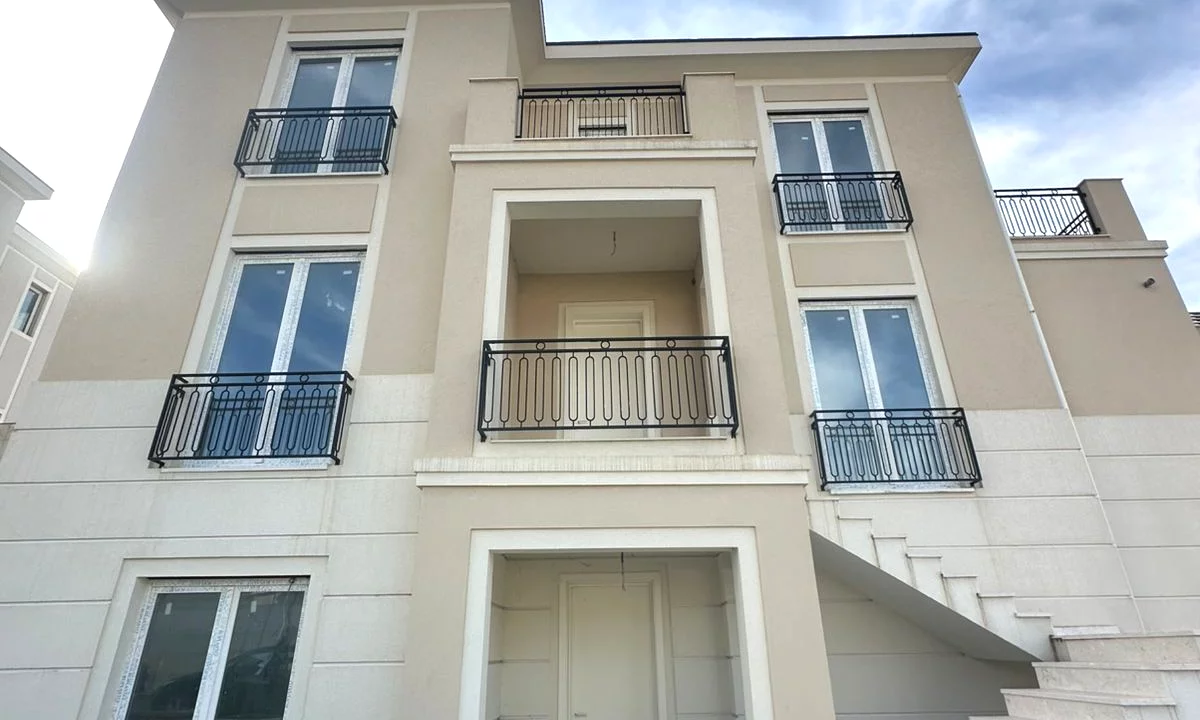 Shtepi ne shitje Apartament ne Tirane, 4+1, Mobilimi Bosh, pa mobiluar, Pagesa 1,400,000  Euro.