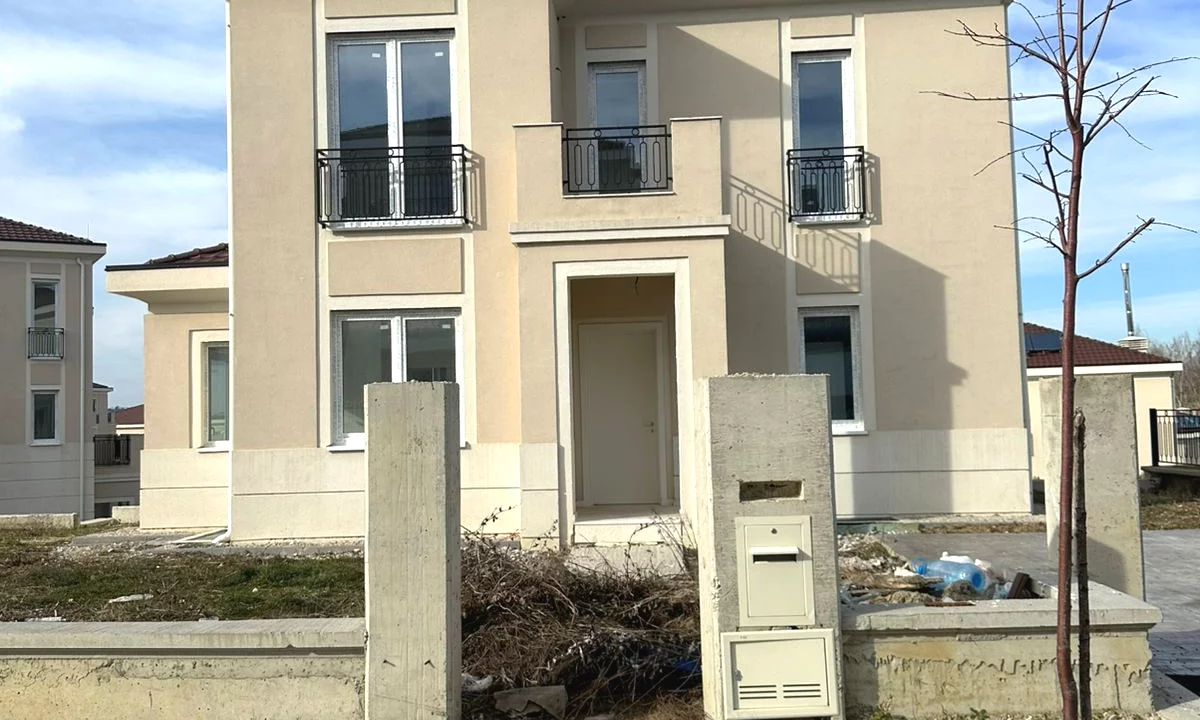 Shtepi ne shitje Vila Luksoze ne Tirane, 4+1, Mobilimi Bosh, pa mobiluar, Pagesa 1,000,000  Euro.