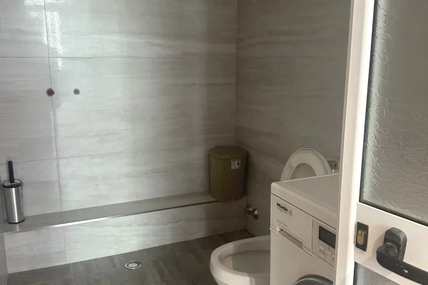 Shtepi ne shitje Duplex(shtepi me 2 kate) ne Tirane, 1+1, Mobilimi Pjeserisht e mobiluar, Pagesa 155,000  Euro.