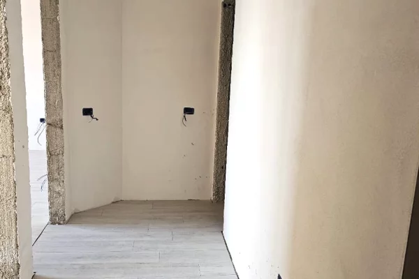 Shtepi ne shitje Apartament ne Tirane, 1+1, Mobilimi Bosh, pa mobiluar, Pagesa 112,400  Euro.