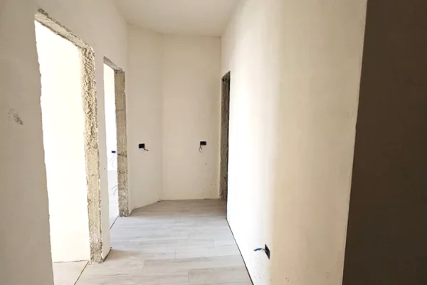 Shtepi ne shitje Apartament ne Tirane, 1+1, Mobilimi Bosh, pa mobiluar, Pagesa 112,400  Euro.