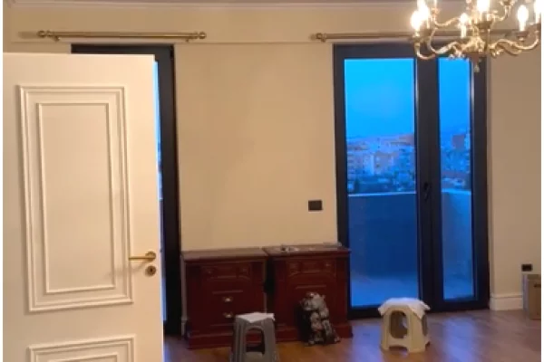 Shtepi ne shitje Apartament ne Tirane, 1+1, Mobilimi Bosh, pa mobiluar, Pagesa 260,000  Euro.