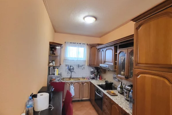 Shtepi me qera Apartament ne Tirane, 3+1, Mobilimi E mobiluar, Pagesa 1,000  Euro.