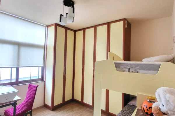 Shtepi me qera Apartament ne Tirane, 3+1, Mobilimi E mobiluar, Pagesa 1,000  Euro.