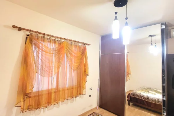 Shtepi me qera Apartament ne Tirane, 3+1, Mobilimi E mobiluar, Pagesa 1,000  Euro.