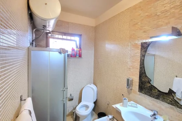 Shtepi me qera Apartament ne Tirane, 3+1, Mobilimi E mobiluar, Pagesa 1,000  Euro.