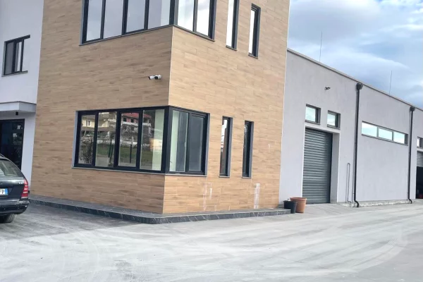 ​🏭Jepet Magazinë me Qira me Vendodhje në Prush, Vaqarr!