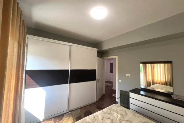 Shtepi me qera Vila Luksoze ne Tirane, 4+1, Mobilimi E mobiluar, Pagesa 1,200  Euro.