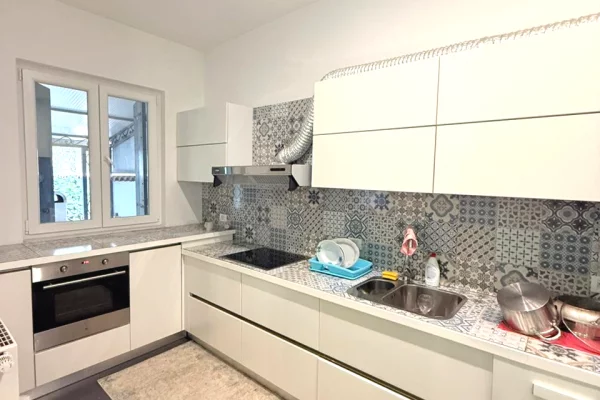 Shtepi me qera Shtepi Private ne Tirane, 2+1, Mobilimi E mobiluar, Pagesa 1,300  Euro.