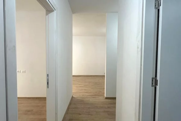 Shtepi ne shitje Apartament ne Tirane, 2+1, Mobilimi Bosh, pa mobiluar, Pagesa 104,500  Euro.
