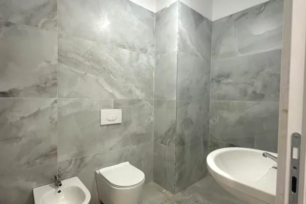 Shtepi ne shitje Apartament ne Tirane, 2+1, Mobilimi Bosh, pa mobiluar, Pagesa 104,500  Euro.