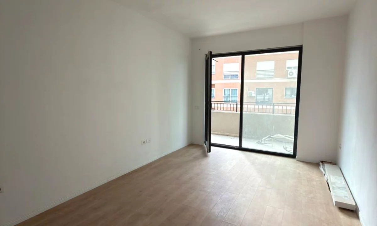 Shtepi ne shitje Apartament ne Tirane, 1+1, Mobilimi Bosh, pa mobiluar, Pagesa 182,500  Euro.