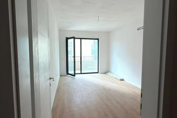 Shtepi ne shitje Apartament ne Tirane, 1+1, Mobilimi Bosh, pa mobiluar, Pagesa 182,500  Euro.