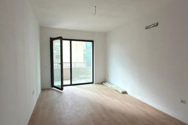 Shtepi ne shitje Apartament ne Tirane, 1+1, Mobilimi Bosh, pa mobiluar, Pagesa 182,500  Euro.