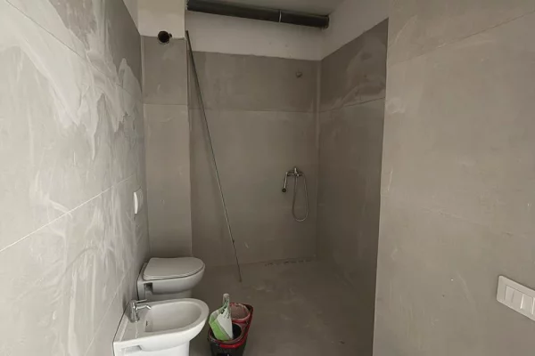 Shtepi ne shitje Apartament ne Tirane, 1+1, Mobilimi Bosh, pa mobiluar, Pagesa 182,500  Euro.