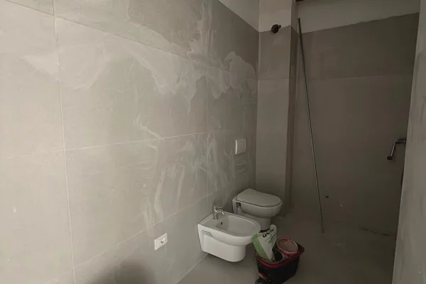 Shtepi ne shitje Apartament ne Tirane, 1+1, Mobilimi Bosh, pa mobiluar, Pagesa 182,500  Euro.