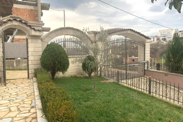 Shtepi ne shitje Vila Luksoze ne Tirane, 7+1, Mobilimi E mobiluar, Pagesa 2,200,000  Euro.