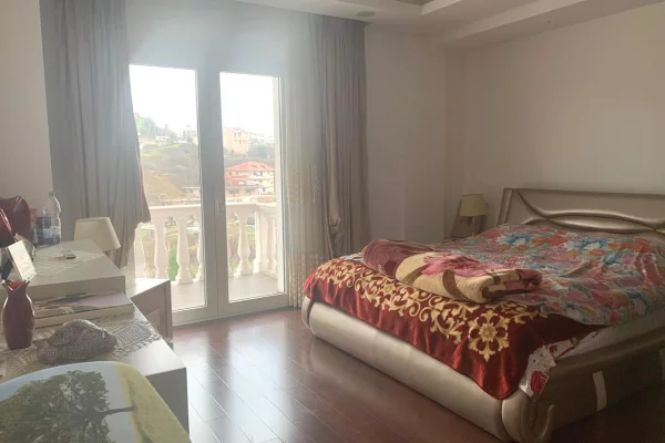 Shtepi ne shitje Vila Luksoze ne Tirane, 7+1, Mobilimi E mobiluar, Pagesa 2,200,000  Euro.