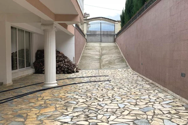 Shtepi ne shitje Vila Luksoze ne Tirane, 7+1, Mobilimi E mobiluar, Pagesa 2,200,000  Euro.