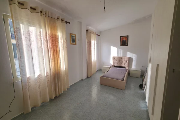 Shtepi ne shitje Shtepi Private ne Tirane, 1+1, Mobilimi Pjeserisht e mobiluar, Pagesa 73,000  Euro.