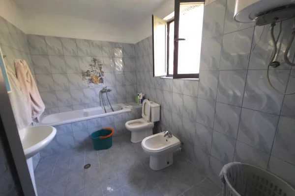 Shtepi ne shitje Shtepi Private ne Tirane, 1+1, Mobilimi Pjeserisht e mobiluar, Pagesa 73,000  Euro.