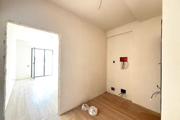 Shtepi ne shitje Apartament ne Tirane, 1+1, Mobilimi Bosh, pa mobiluar, Pagesa 117,450  Euro.