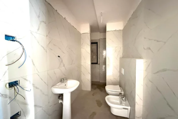 Shtepi ne shitje Apartament ne Tirane, 1+1, Mobilimi Bosh, pa mobiluar, Pagesa 117,450  Euro.