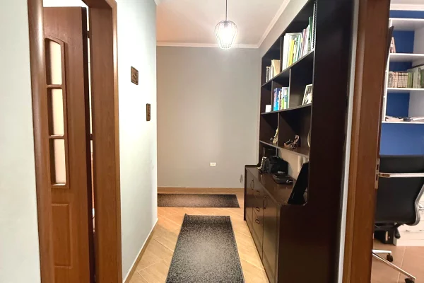 Shtepi ne shitje Apartament ne Tirane, 2+1, Mobilimi E mobiluar, Pagesa 150,000  Euro.