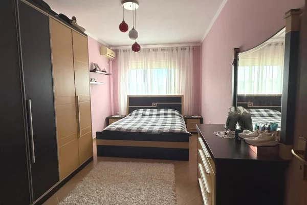 Shtepi ne shitje Apartament ne Tirane, 2+1, Mobilimi E mobiluar, Pagesa 150,000  Euro.