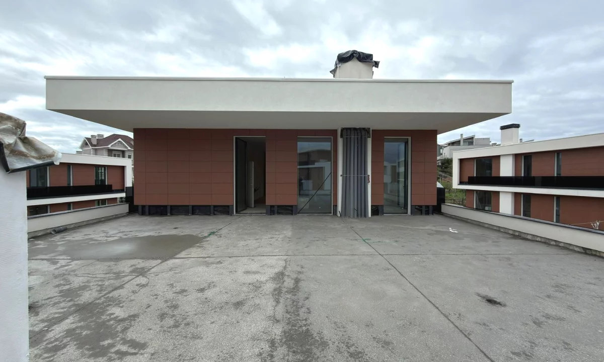 Shtepi ne shitje Penthose(kati i fundit panoramik) ne Tirane, 3+1, Mobilimi Bosh, pa mobiluar, Pagesa 1,100,000  Euro.