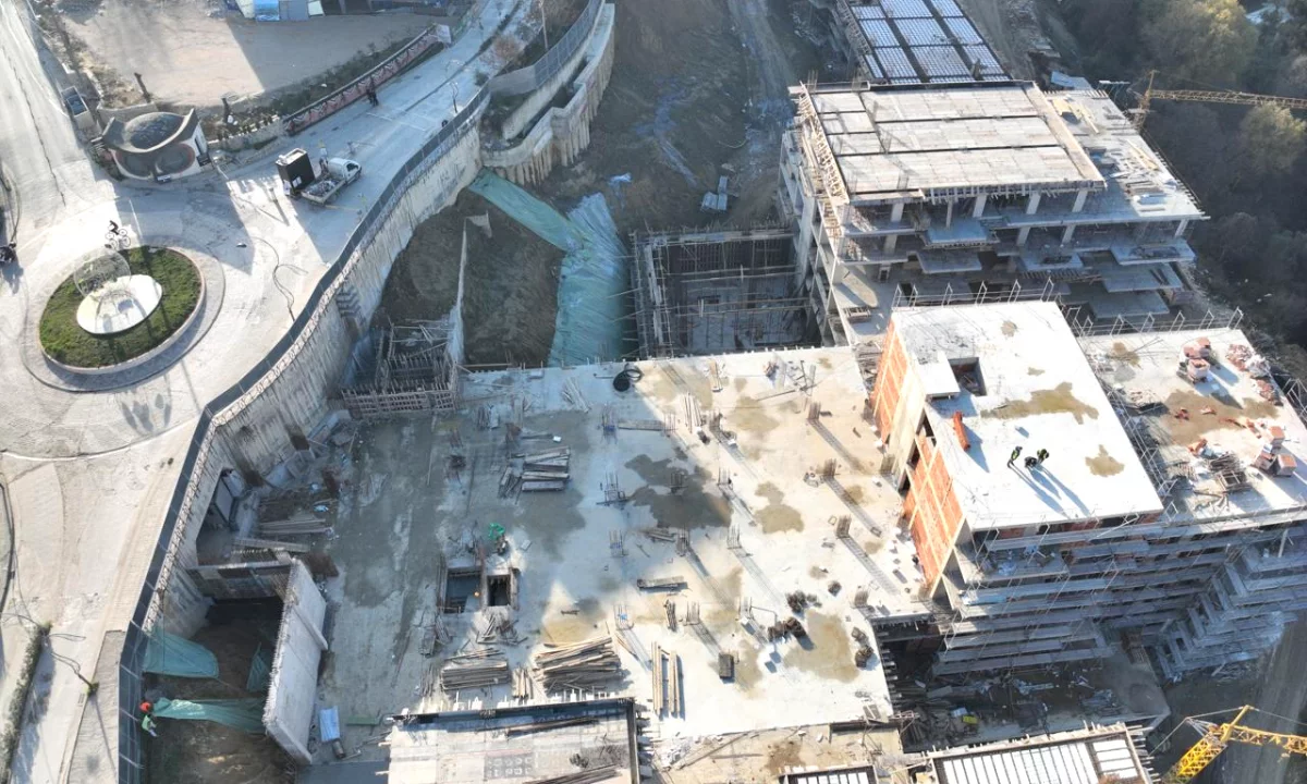 Shtepi ne shitje Apartament ne Tirane, 1+1, Mobilimi Bosh, pa mobiluar, Pagesa 150,000  Euro.