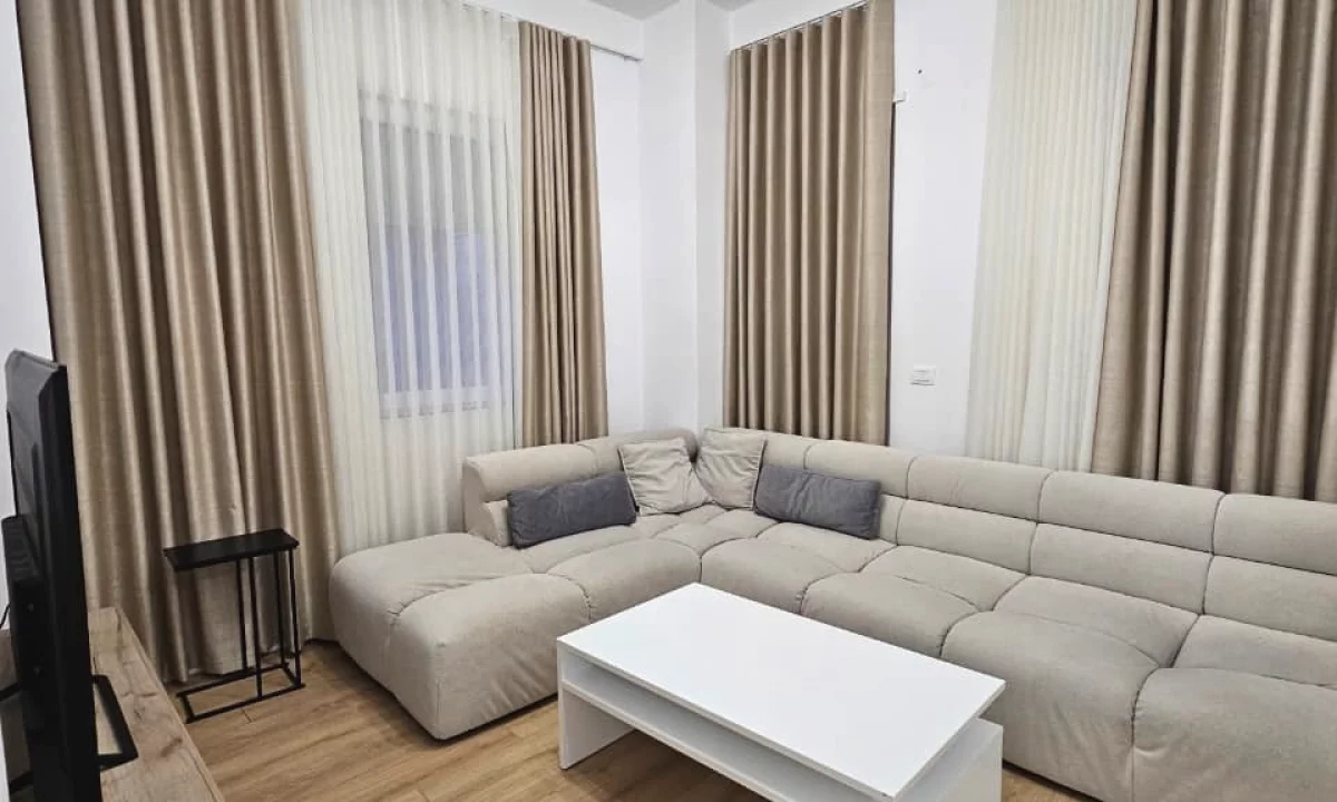 Shtepi me qera Vila Luksoze ne Tirane, 4+1, Mobilimi E mobiluar, Pagesa 2,500  Euro.