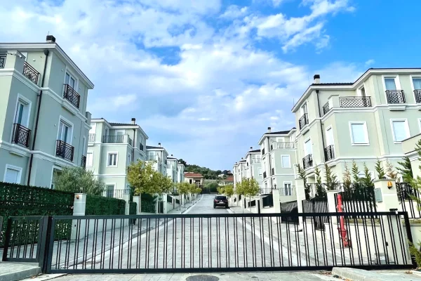 Shtepi me qera Vila Luksoze ne Tirane, 4+1, Mobilimi E mobiluar, Pagesa 2,500  Euro.